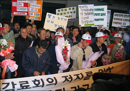 13일 오후 귀국한 홍콩 시위대 11명과 환영단이 귀국인사말을 하고 있다. 